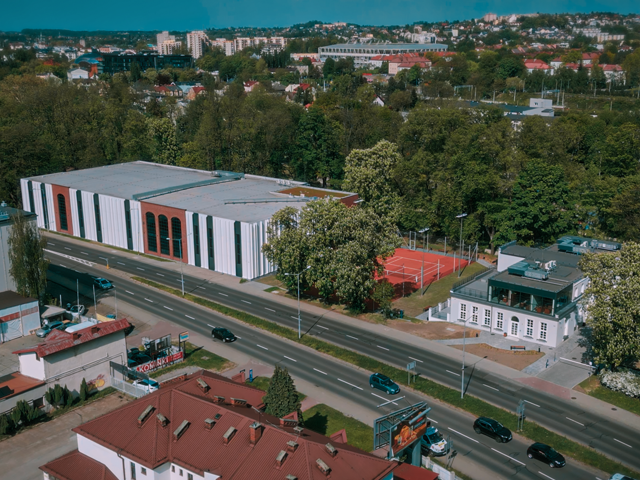  Pałacyk i korty w pełnym blasku! „To imponujące” WIDEO